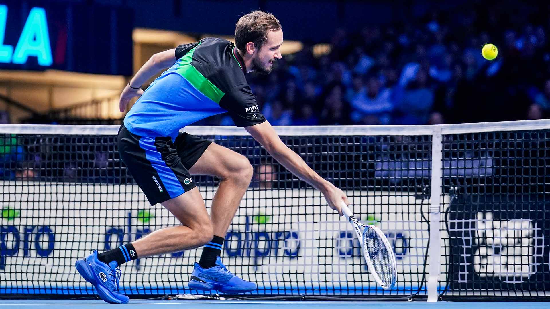 Medvedev vence Tsitsipas e enfrentará Sinner na final do ATP 500 de Viena