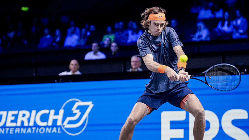 Medvedev vence Tsitsipas e enfrentará Sinner na final do ATP 500 de Viena