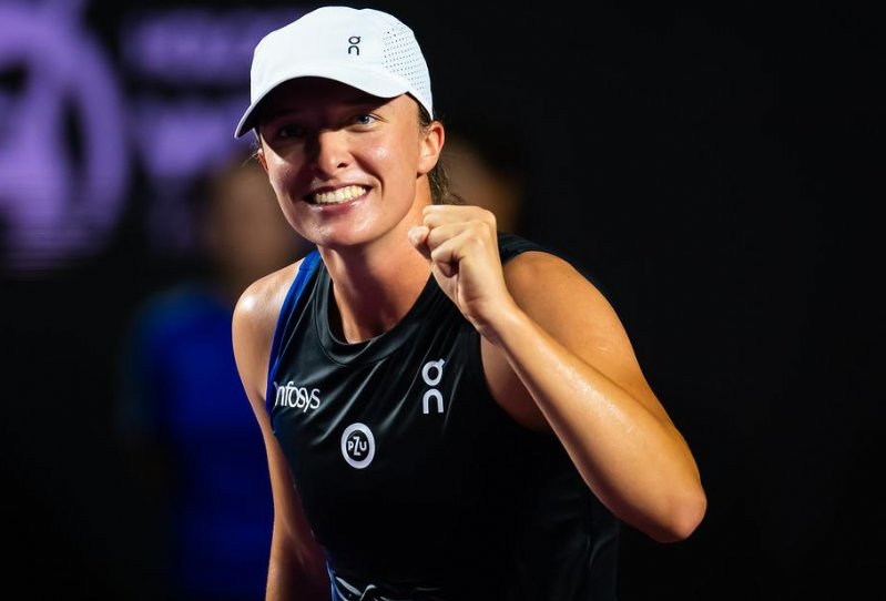 Iga Swiatek foi coroada Jogadora do Ano da WTA pelo segundo ano