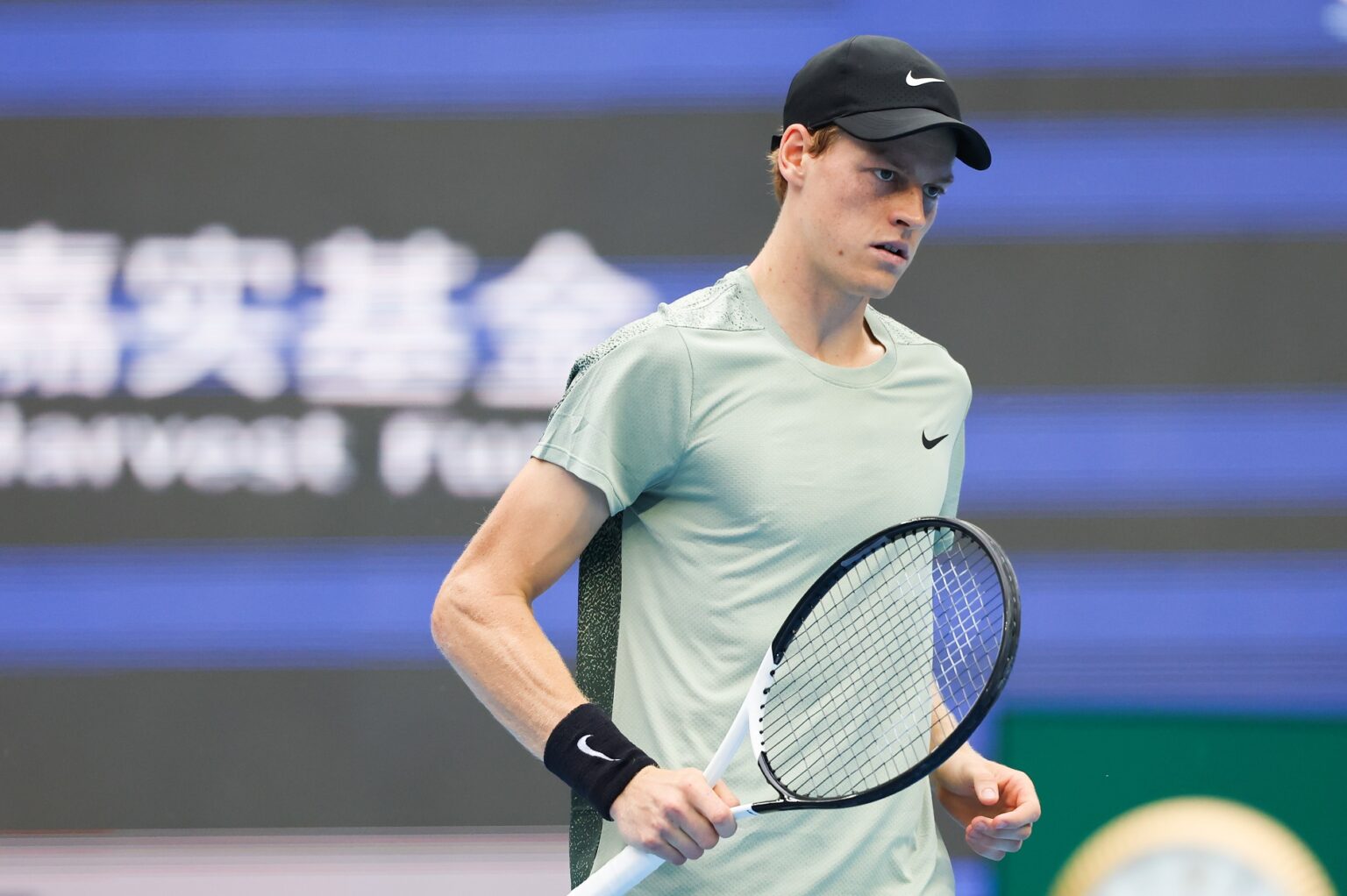 Sinner vira mais uma e vai às quartas de final em Pequim TenisBrasil